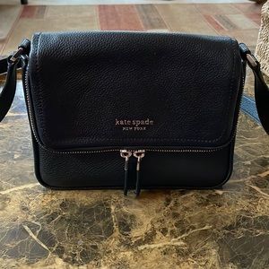 Beautiful kate spade handbag. Can be worn as cross body or over the shoulder